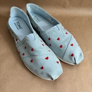 TOMS Women's Alpargata Denim Embroidered Hearts slip-on shoes. Size 7.5